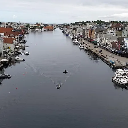 Strandgaten 201 *
